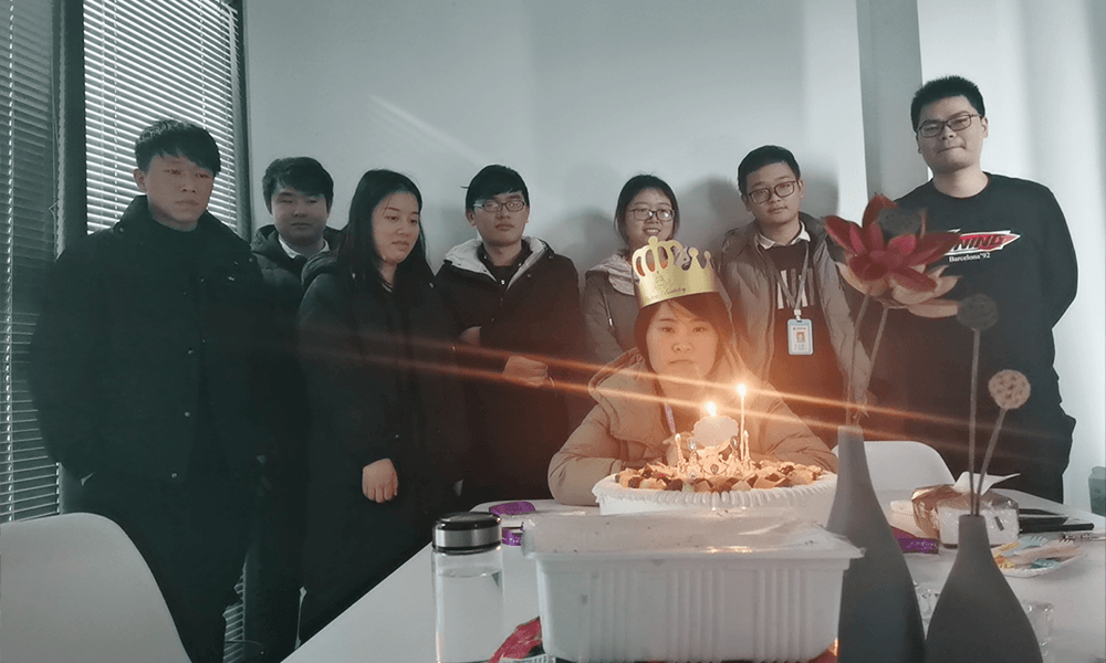 科威网络暖心员工生日会：寒冬里的团队温度